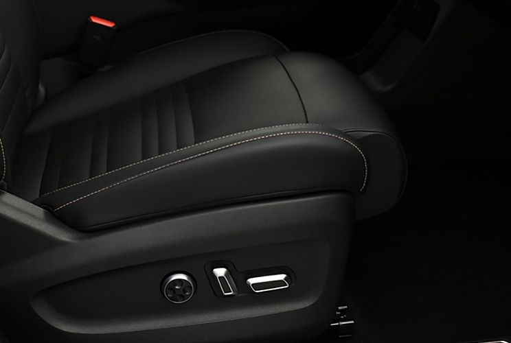 Extendable seat cushion for the driver.